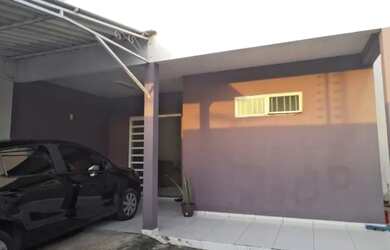 Imagem: A casa possui 3 Dormitórios, 2 Banheiros, 2 Vagas na garagem