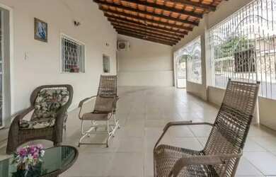 Imagem: A casa possui 4 Dormitórios, 2 Banheiros e 3 Vagas na garagem