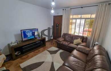 Imagem: A casa possui 4 Dormitórios, 2 Banheiros, 5 Vagas na garagem