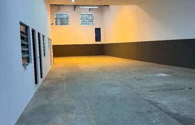 Imagem: O depósito possui 4 Vagas na garagem e 500m² de Área e está