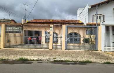 Imagem: A casa possui 1 Dormitório, 1 Banheiro, 1 Vaga na garagem