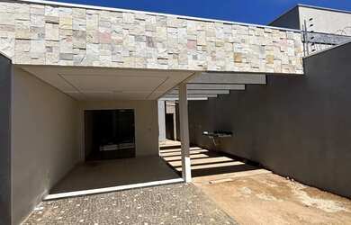 Imagem: A casa possui 3 Dormitórios, 3 Banheiros, 3 Vagas na garagem