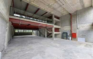 Imagem: O depósito possui 4 Vagas na garagem, 912m² de Área e está