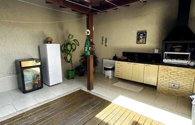 Imagem: A casa possui 3 Dormitórios, 2 Banheiros, 2 Vagas na garagem