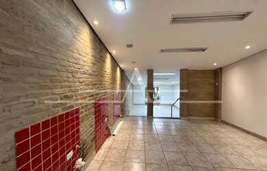 Imagem: O depósito possui 2 Vagas na garagem, 170m² de Área e está