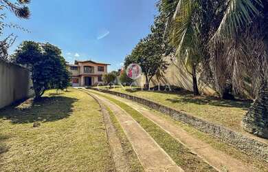 Imagem: A casa possui 3 Dormitórios, 3 Banheiros, 5 Vagas na garagem