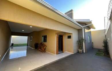 Imagem: A casa possui 3 Dormitórios, 3 Banheiros, 2 Vagas na garagem