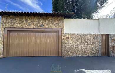 Imagem: A casa possui 3 Dormitórios, 3 Banheiros, 2 Vagas na garagem