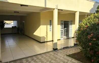 Imagem: A casa possui 3 Dormitórios, 2 Banheiros, 2 Vagas na garagem