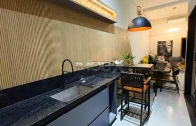 Imagem: A casa possui 3 Dormitórios, 2 Banheiros, 2 Vagas na garagem