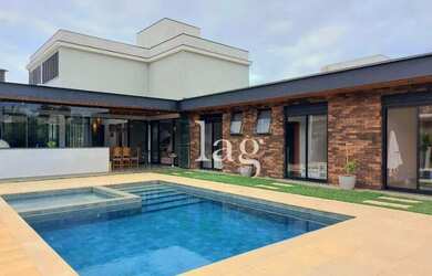 Imagem: A casa em condomínio possui 4 Dormitórios, 5 Banheiros, 4