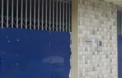 Imagem: A casa possui 4 Dormitórios, 3 Banheiros, 2 Vagas na garagem