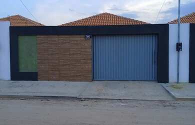 Imagem: A casa possui 2 Dormitórios, 1 Banheiro, 2 Vagas na garagem