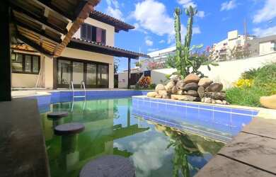 Imagem: A casa possui 4 Dormitórios, 4 Banheiros, 2 Vagas na garagem