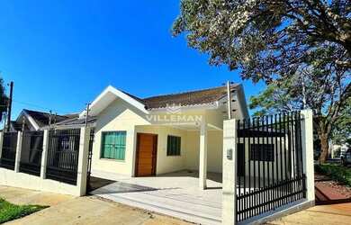 Imagem: A casa possui 3 Dormitórios, 2 Banheiros, 2 Vagas na garagem