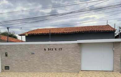 Imagem: A casa possui 3 Dormitórios, 1 Banheiro, 1 Vaga na garagem