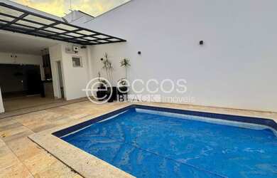 Imagem: A casa em condomínio possui 3 Dormitórios, 4 Banheiros, 2