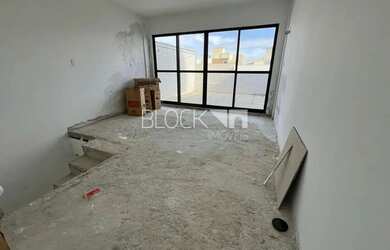 Imagem: O depósito possui 2 Vagas na garagem, 73m² de Área e está