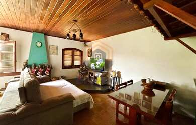 Imagem: A casa possui 3 Dormitórios, 4 Banheiros, 2 Vagas na garagem