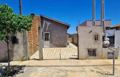 Imagem: A casa possui 1 Dormitório, 1 Banheiro, 1 Vaga na garagem