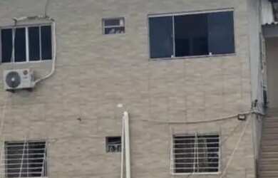 Imagem: A casa possui 2 Dormitórios, 2 Banheiros, 2 Vagas na garagem