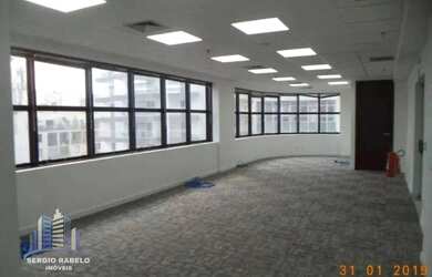 Imagem: O depósito possui 5 Vagas na garagem, 377m² de Área e está