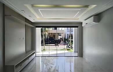 Imagem: A casa possui 3 Dormitórios, 3 Banheiros, 1 Vaga na garagem