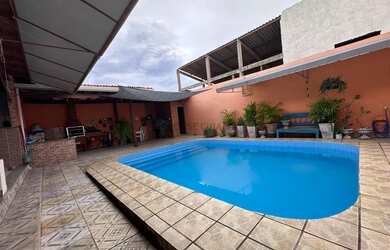 Imagem: A casa possui 3 Dormitórios, 3 Banheiros, 2 Vagas na garagem