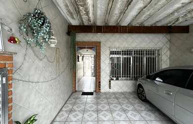 Imagem: A casa possui 4 Dormitórios, 2 Banheiros, 2 Vagas na garagem