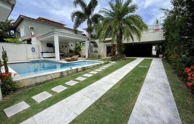 Imagem: A casa em condomínio possui 5 Dormitórios, 5 Banheiros, 3