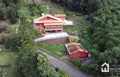 Imagem: A casa em condomínio à venda possui 4 Dormitórios, 5 Banheiros