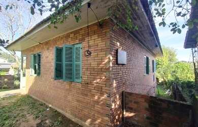 Imagem: A casa possui 4 Dormitórios, 2 Banheiros, 1 Vaga na garagem