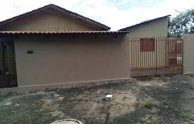 Imagem: A casa possui 3 Dormitórios, 2 Vagas na garagem e está localizado