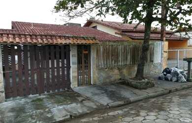 Imagem: A casa possui 2 Dormitórios, 2 Banheiros, 2 Vagas na garagem