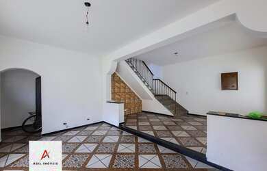 Imagem: A casa possui 3 Dormitórios, 3 Banheiros, 4 Vagas na garagem