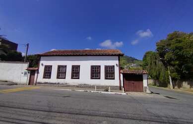 Imagem: A casa possui 5 Dormitórios, 3 Banheiros, 4 Vagas na garagem