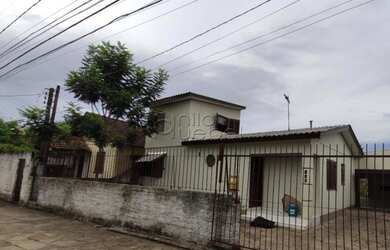 Imagem: A casa possui 3 Dormitórios, 2 Banheiros, 4 Vagas na garagem