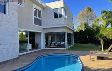 Imagem: A casa em condomínio possui 4 Dormitórios, 5 Banheiros, 4