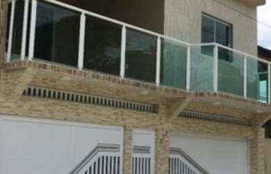 Imagem: A casa possui 3 Dormitórios, 2 Banheiros, 1 Vaga na garagem