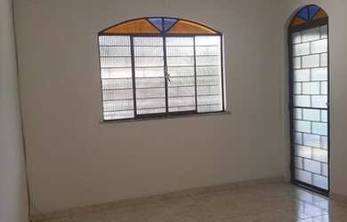 Imagem: A casa possui 4 Dormitórios, 2 Banheiros, 2 Vagas na garagem