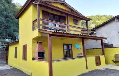 Imagem: A casa possui 3 Dormitórios, 2 Banheiros, 3 Vagas na garagem