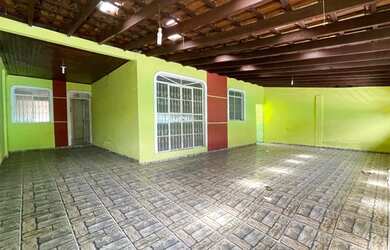 Imagem: A casa possui 3 Dormitórios, 2 Banheiros, 3 Vagas na garagem