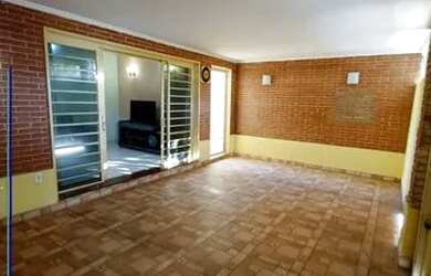 Imagem: A casa possui 3 Dormitórios, 3 Banheiros, 2 Vagas na garagem