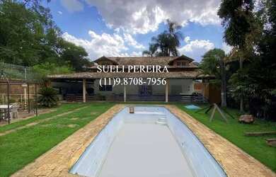 Imagem: A casa possui 4 Dormitórios, 5 Banheiros, 4 Vagas na garagem