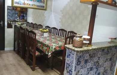 Imagem: A casa possui 3 Dormitórios, 2 Banheiros, 2 Vagas na garagem