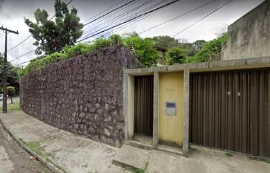 Imagem: A casa possui 4 Dormitórios, 5 Banheiros, 3 Vagas na garagem