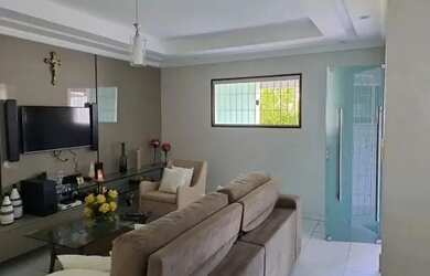 Imagem: A casa possui 3 Dormitórios, 1 Banheiro, 2 Vagas na garagem