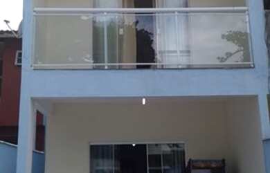 Imagem: A casa possui 3 Dormitórios, 2 Vagas na garagem e está localizado