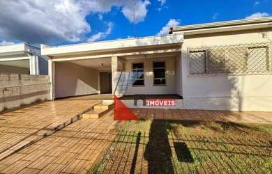 Imagem: A casa possui 3 Dormitórios, 2 Banheiros, 4 Vagas na garagem