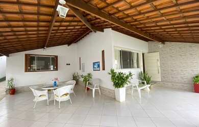 Imagem: A casa possui 3 Dormitórios, 2 Banheiros, 3 Vagas na garagem